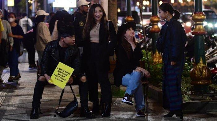 Kayutangan Street Style menjadikan kawasan Kayutangan Heritage sebagai arena catwalk bebas warga Kota Malang. Gerakan yang dimulai Jumat (22/7/2022) malam ini mendapatkan antusias dari arek-arek Malang.