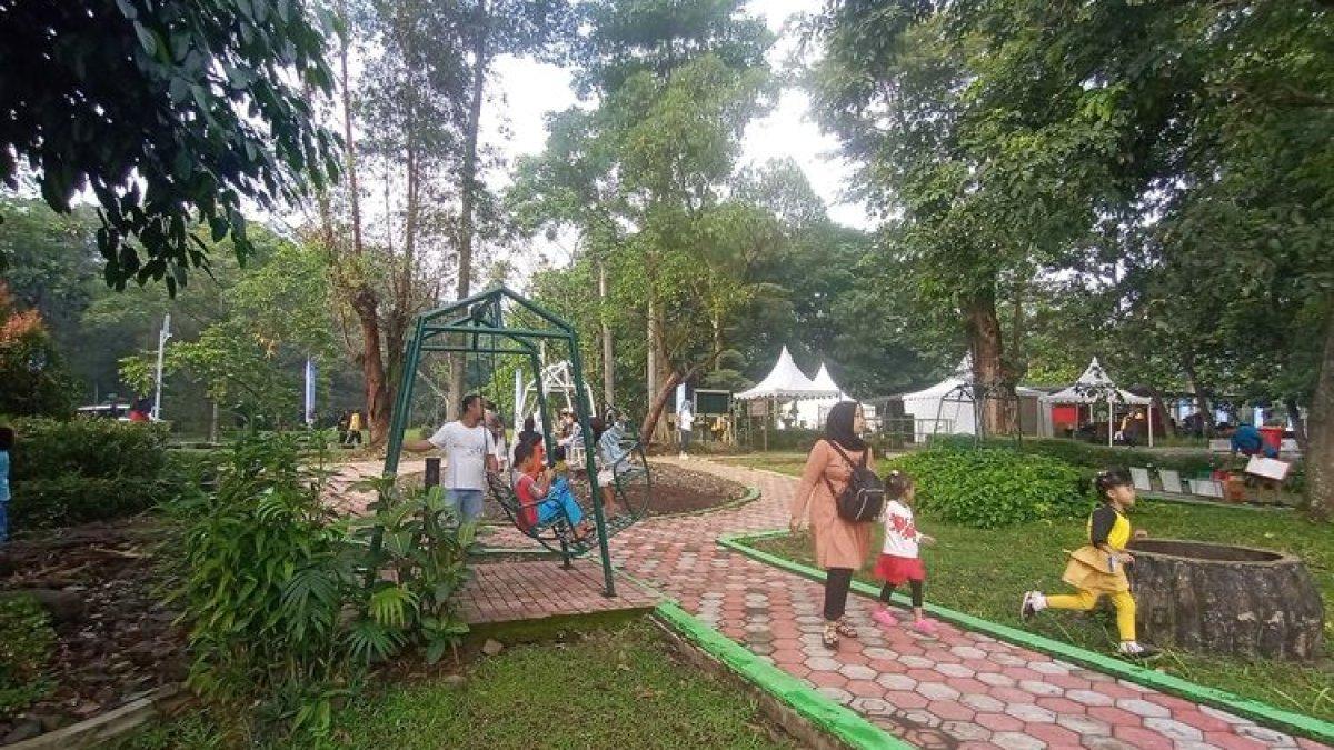 Sejumlah pengunjung menikmati taman bermain yang berada di Kebun Raya Purwodadi, Kabupaten Pasuruan, Jawa Timur, Minggu (30/1/2022).