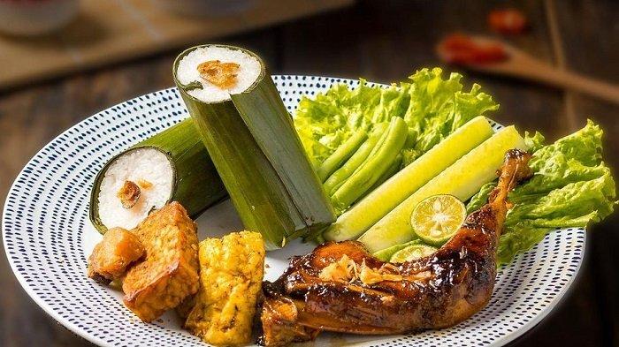 Menu ayam bakar untuk makan siang enak di Kedai Timbel Dago, Bandung.
