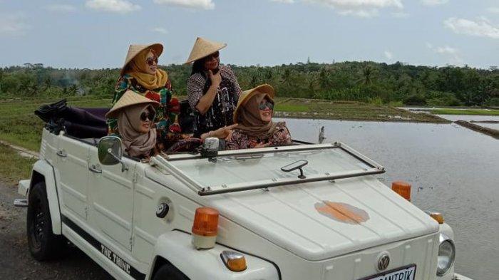 Kegiatan susur desa menggunakan VW Safari di Omah Cantrik, Kulon Progo, Jogja.