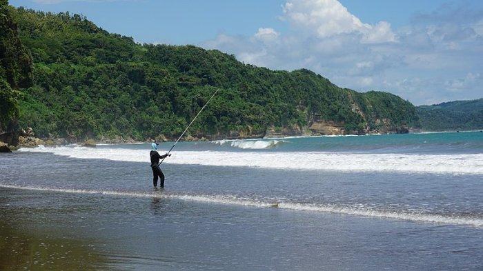 Keindahan Pantai Sine