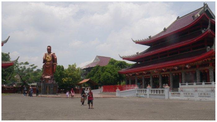 Halaman Patung Laksamana Cheng Ho, Tempat wisata Kelenteng Sam Poo Kong