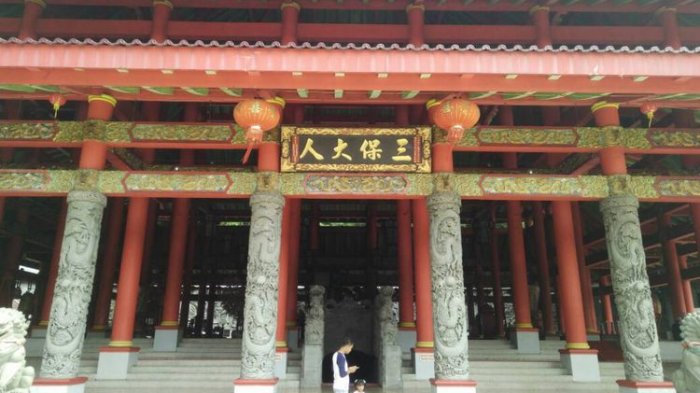 Kelenteng Sam Poo Tay Djien merupakan kelenteng utama dan terbesar di Sam Poo Kong, Semarang, Jawa Tengah.