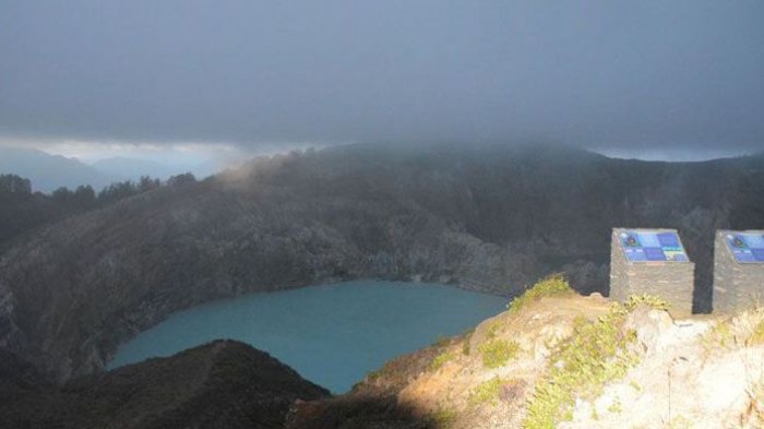 Kawah Danau Kelimutu di Desa Moni, Waturaka, Kecamatan Kelimutu, Kabupaten Ende, NTT, saat matahari terbit, Kamis (25/5/2017) sebelum diselimuti kabut tebal dan kawah itu tak dapat dilihat lagi.