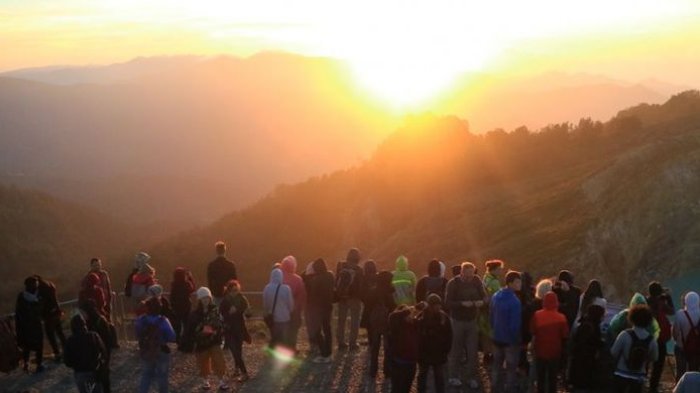 Ratusan wisatawan ketika melihat matahari terbit di Kelimutu, NTT.