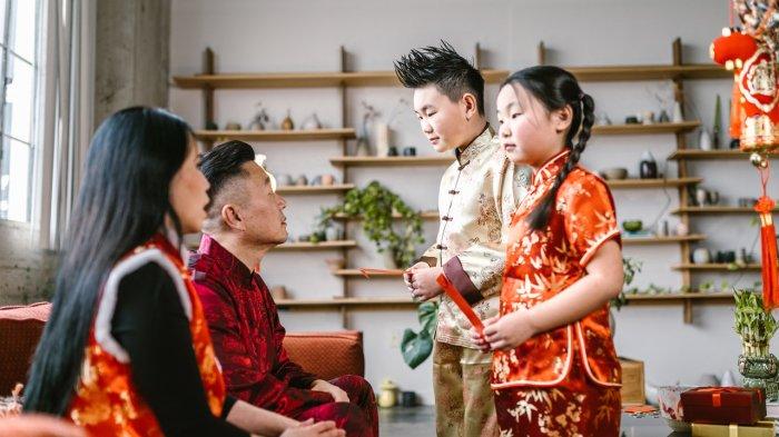 Keluarga yang berkumpul saat Tahun Baru Imlek