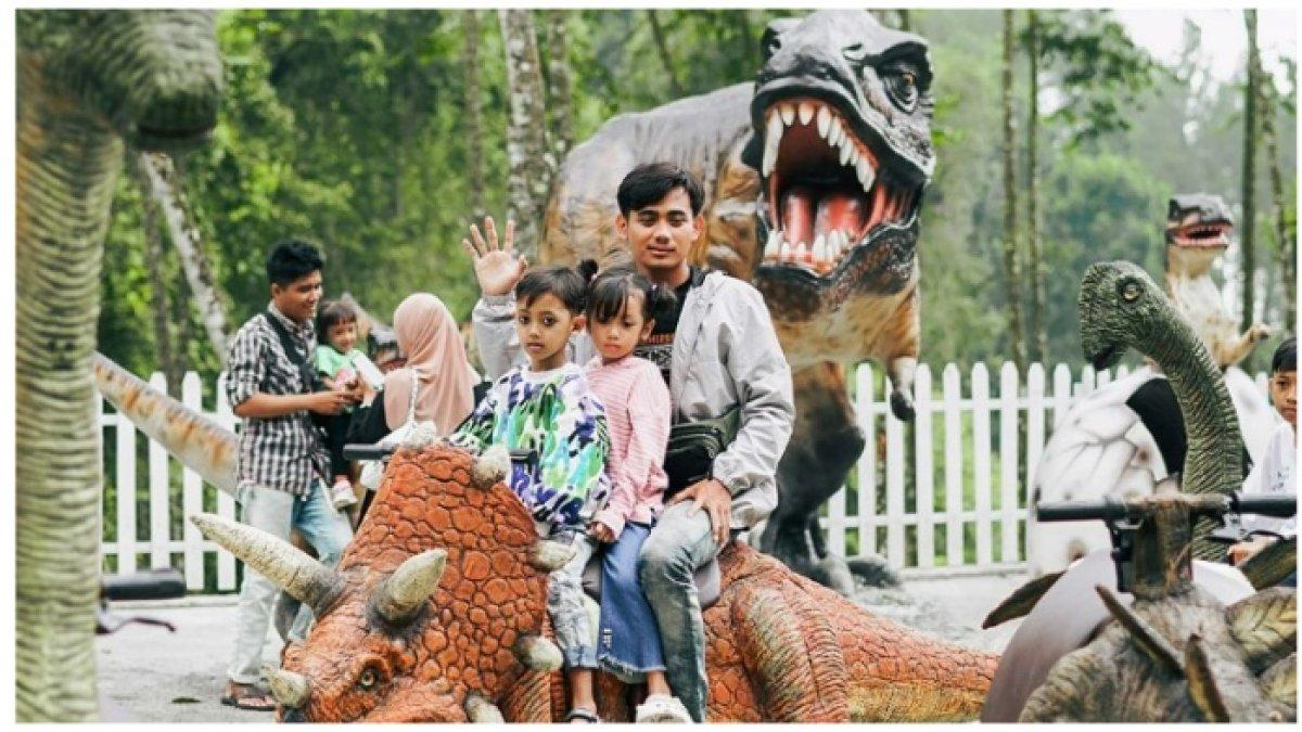 Keseruan pengunjung bermain wahana di Kembang Langit Park.
