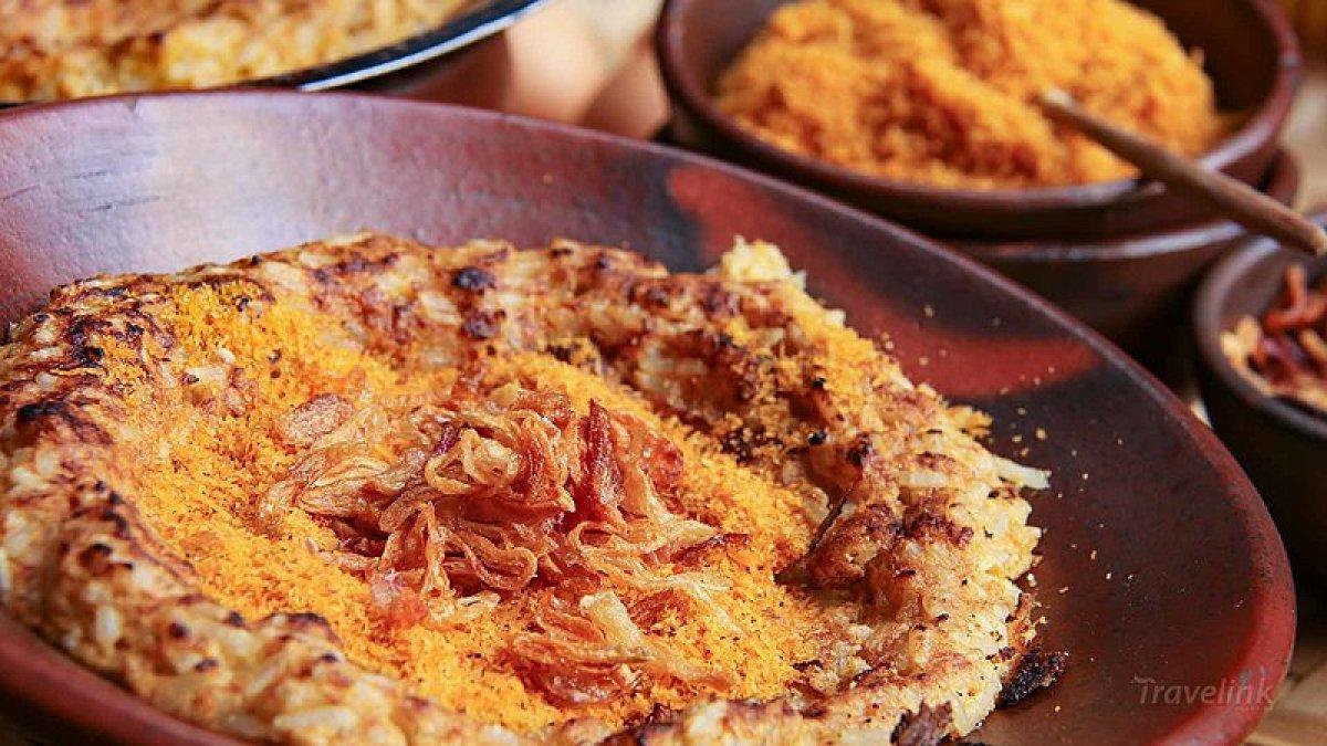 Kerak telor, satu kuliner khas Betawi.