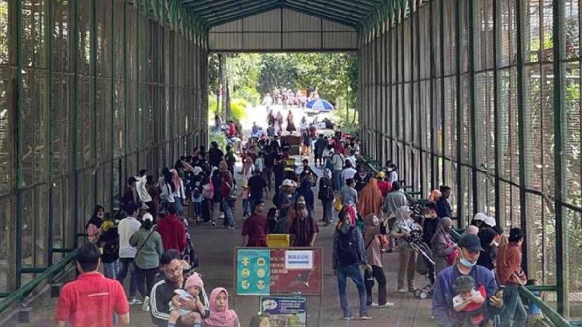 Keramaian pengunjung saat liburan di Taman Margasatwa Ragunan, Jakarta Selatan, Jakarta.