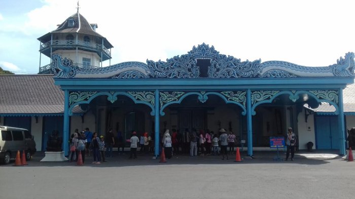 Para wisatawan menikmati suasana di Keraton Kasunanan Surakarta, Senin (2/1/2016).