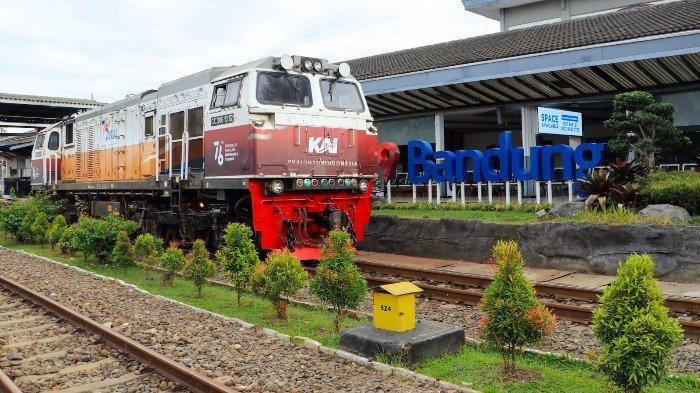 Kereta Api Indonesia di Stasiun Bandung