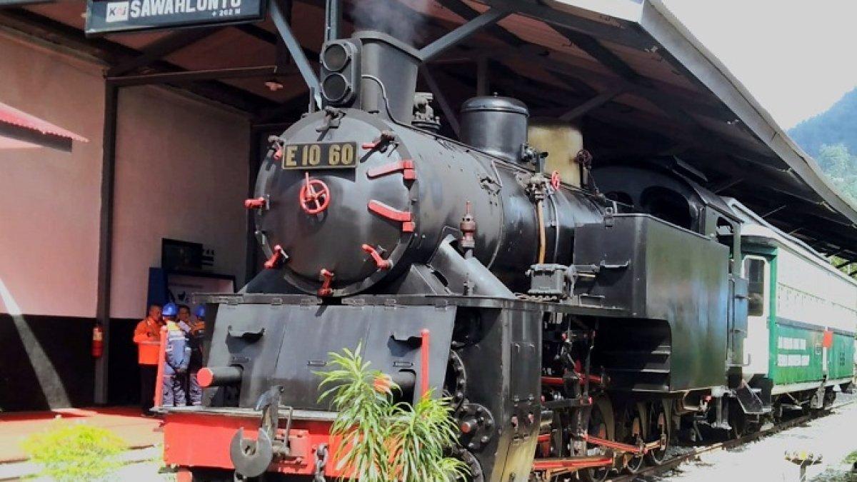 Kereta Api (KA) Wisata Mak Itam di Sawahlunto, Sumatera Barat kembali dioperasikan setelah sebelumnya berhenti sejak tahun 2014.