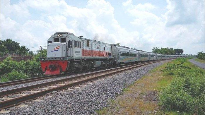 Kereta api Sancaka relasi Surabaya Gubeng - Yogyakarta.