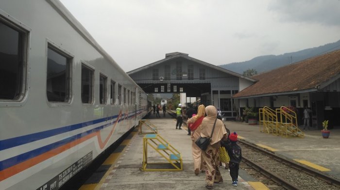 Penumpang KA Serayu turun di Stasiun Cibatu, Garut, Rabu (19/9/2018).