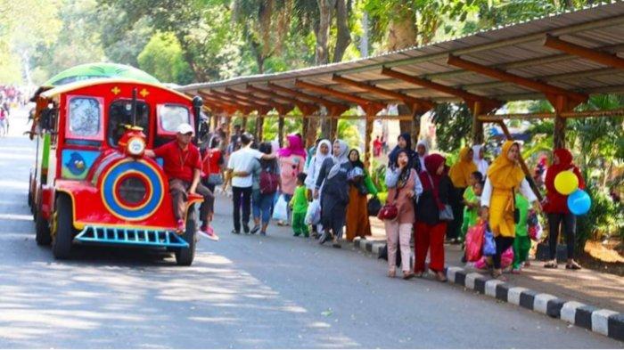 Wahana kereta mini di Taman Margasatwa Ragunan.