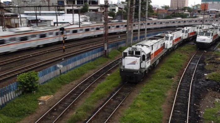 Kereta api melintas meninggalkan Stasiun Jatinegara, Jakarta Timur, Jumat (29/3/2013).