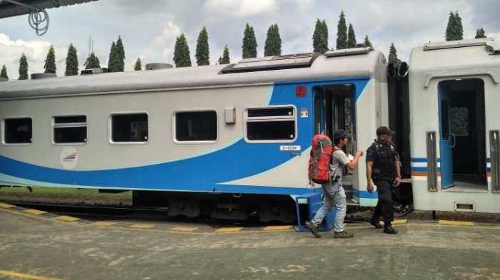 Seorang penumpang dan petugas keamanan di depan KA Kamandaka, beberapa waktu lalu.