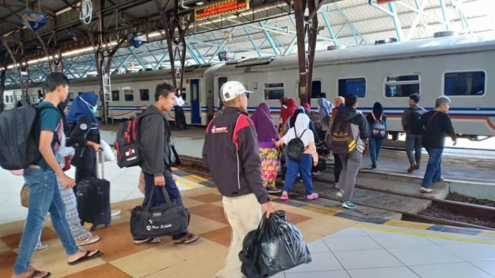Ratusan penumpang menaiki kereta yang terlambat dari Stasiun Purwokerto, Selasa (22/5/2018).