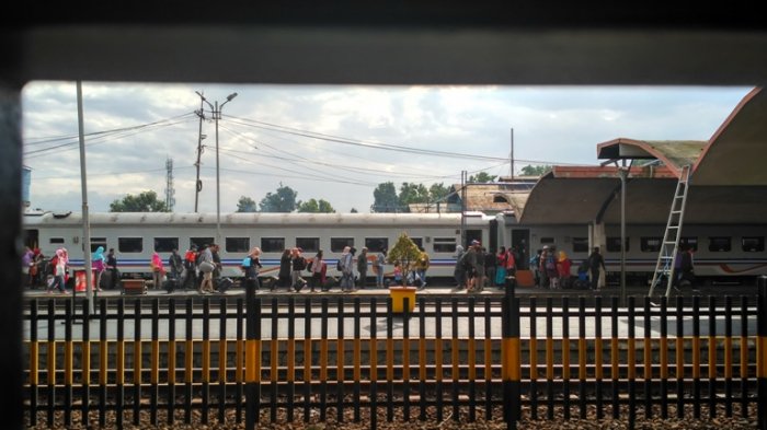 Para penumpang antre saat hendak masuk ke kereta di Stasiun Malang, beberapa waktu lalu.