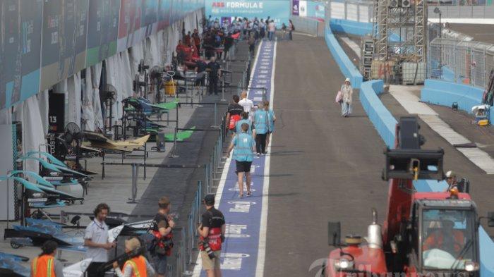 Kesibukan di paddock menjelang Formula E di Jakarta International E-Prix Circuit (JIEC), di Jakarta, Jumat (3/6/2022). Ajang balap Formula E seri kesembilan musim 2022 di JIEC akan diikuti 22 pembalap dari 11 tim yang berlangsung pada Sabtu 4 Juni 2022.