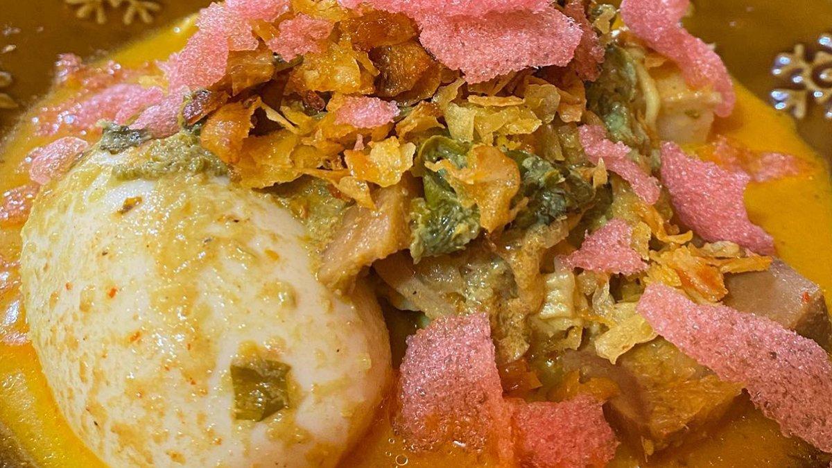 Ketupat Gulai Paku 