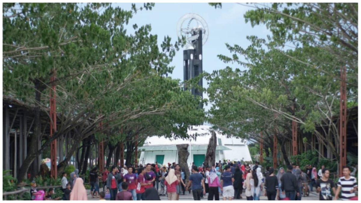 Pengunjung memadati tempat wisata edukasi Khatulistiwa Park di Pontianak, yang lokasinya dekat hotel dan tempat sewa motor.