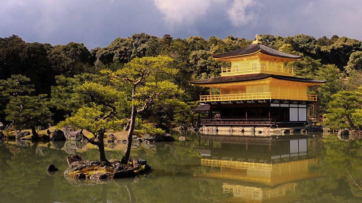 Kinkakuji (Kuil Paviliun Emas), satu tempat wisata murah di Jepang yang bisa dikunjungi solo traveler dengan anggaran terbatas.