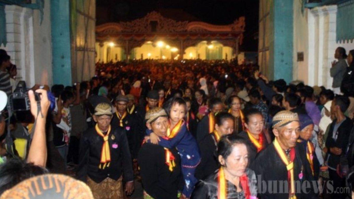 Kirab 1 Suro (1 Muharram 1425 Hijriah) di Keraton Kasunanan Surakarta Hadiningrat, Solo, Jawa Tengah, Selasa (5/11/2013) dini hari yang mengarak kebo bule Kiai Slamet.