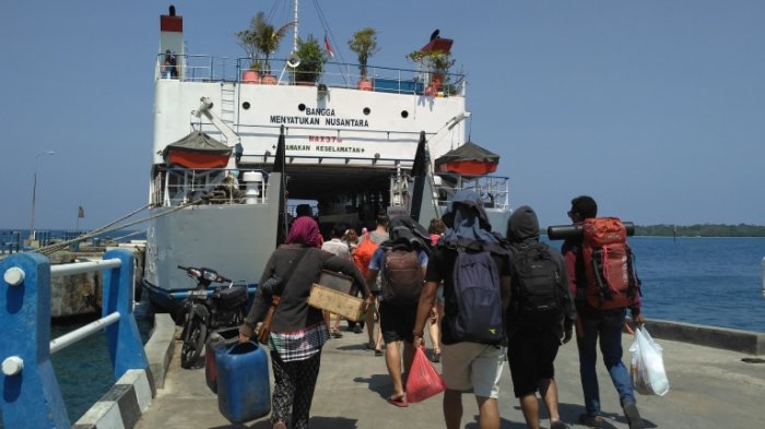 Para penumpang hendak naik ke KMP Siginjai dari Pelabuhan Karimunjawa menuju Pelabuhan Kartini, Jepara, Jumat (27/7/2018).