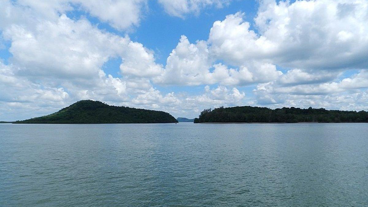 Ko Jam (juga Koh Jum) atau Ko Puadalah bagian dari Distrik Nuea Khlong di Provinsi Krabi, Thailand.