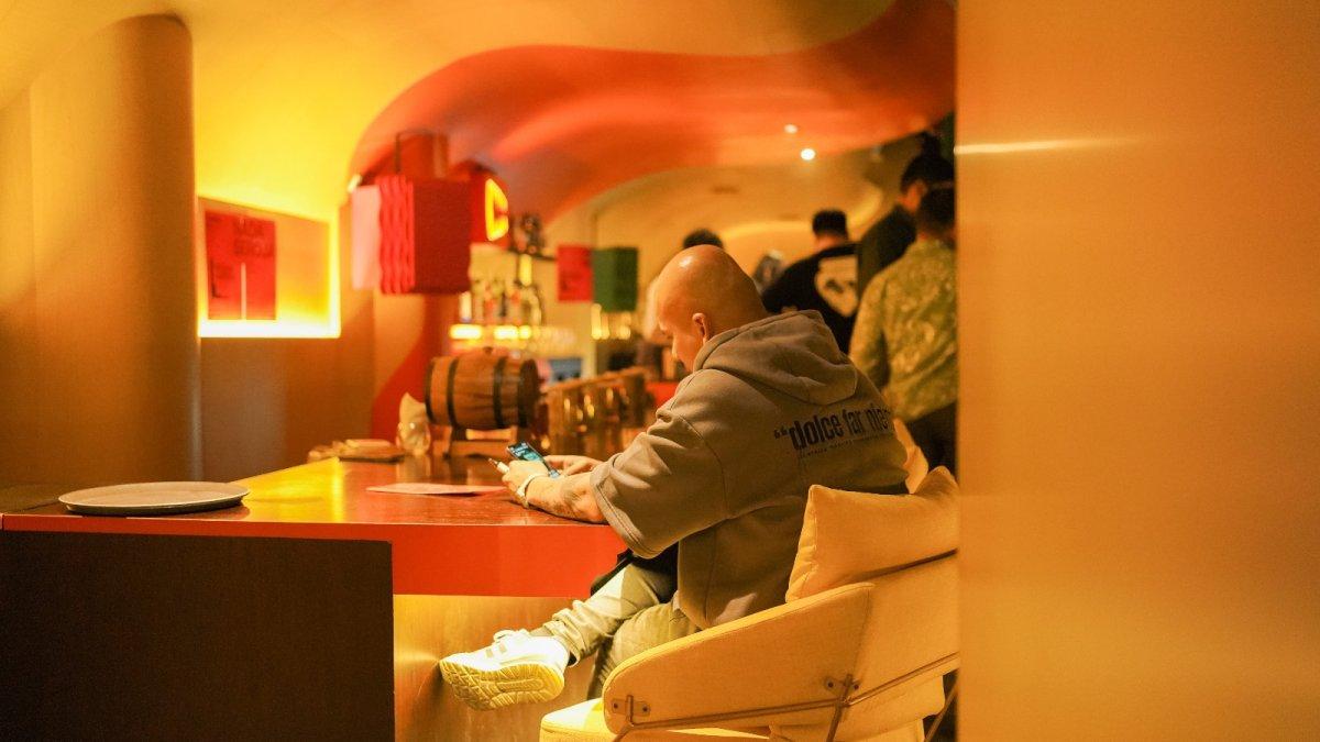 Tidak hanya cocok untuk menikmati koktail, Zerø inn juga ideal untuk berbincang hangat atau sekadar menikmati suasana yang rileks.