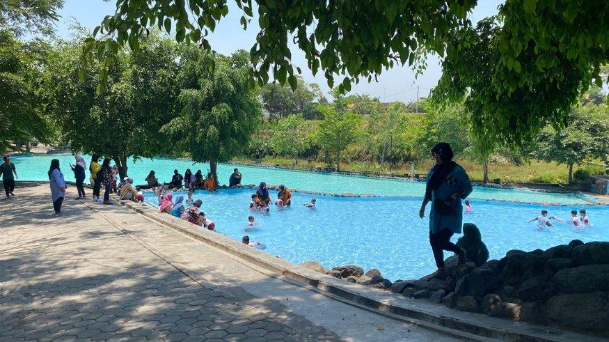 Sejumlah anak-anak berenang di kolam anak Umbul Siblarak, Kamis (5/10/2023).