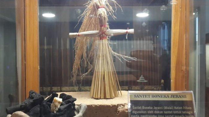 Koleksi boneka santet di Museum Ganesya, Kota Malang