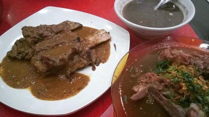 Konro Bakar dan Sup Konro ala Konro Karebosi. Di sini tersedia konro bakar dan sup konro yang kenikmatannya tak tertandingi