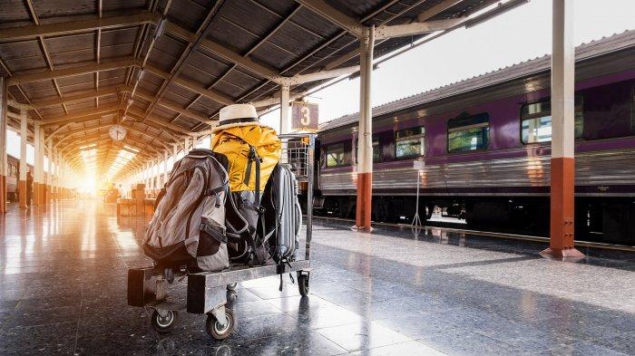 Ilustrasi koper dan ransel yang digunakan untuk traveling