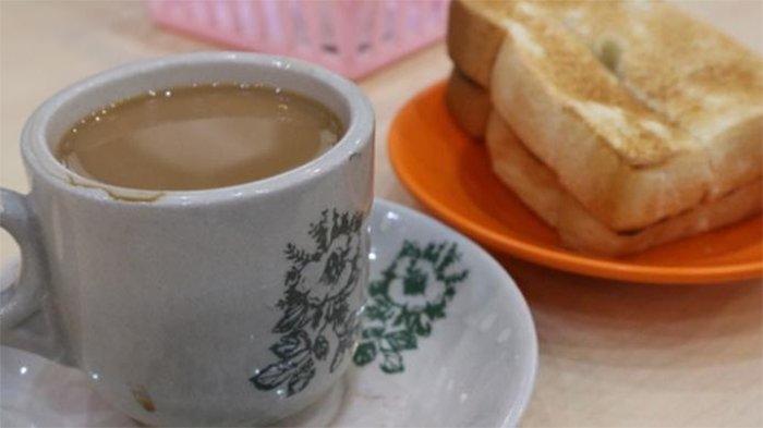 Kopi dan roti bakar di Kedai Kopi Kimteng
