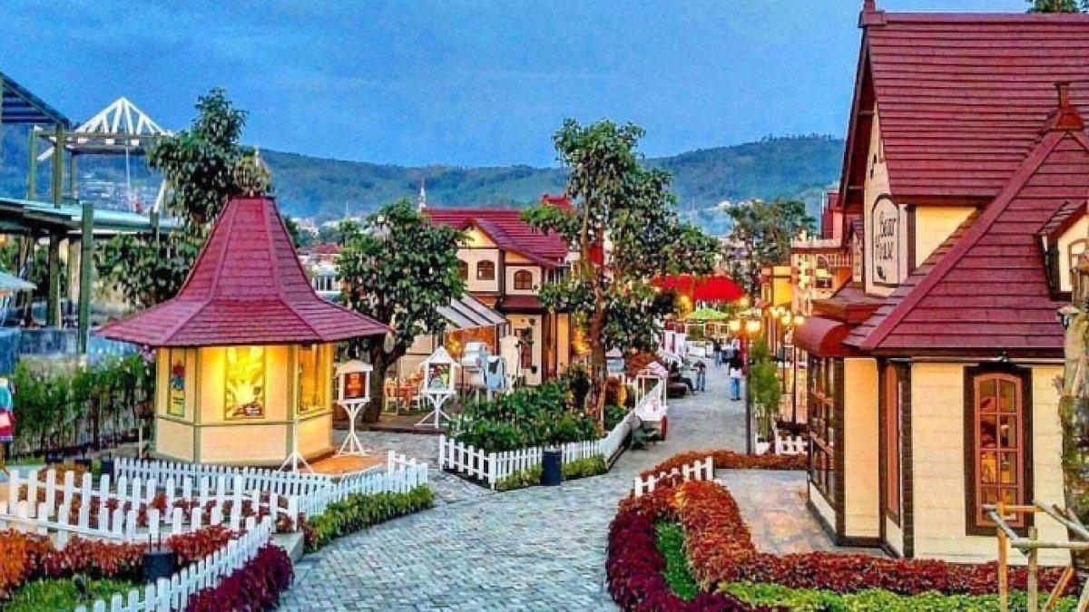 Harga tiket masuk Kota Mini, tempat wisata di Lembang Bandung yang dekat dengan hotel dan tempat sewa mobil untuk liburan keluarga.