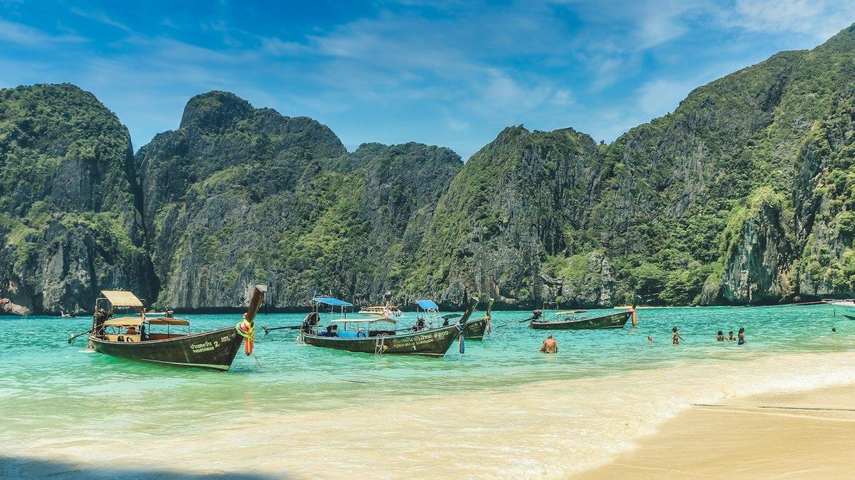 Krabi, satu tempat wisata terbaik di Thailand buat merayakan Valentine bersama pasangan.