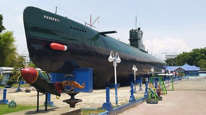 KRI Pasopati (410) di Monumen Kapal Selam (Monkasel) Surabaya