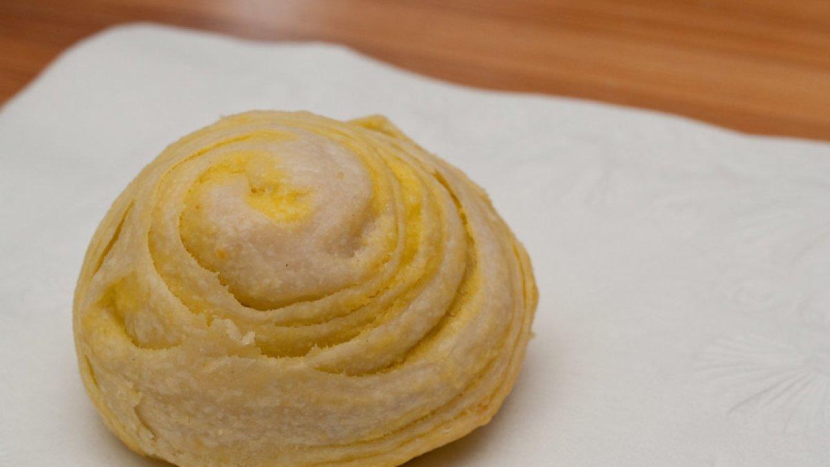 Iustrasi kue. Seorang mantan koki asal Belanda memasak Space Cake untuk perpisahan dengan rekan-rekannya, namun malah berujung dituntut. 