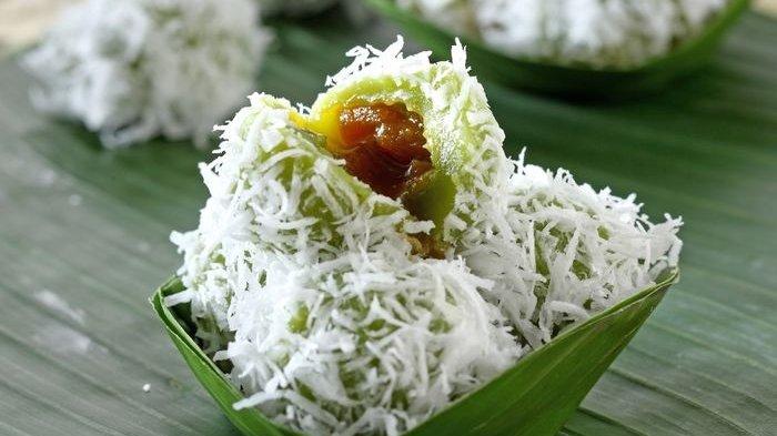 Kue Klepon dengan isian gula merah.