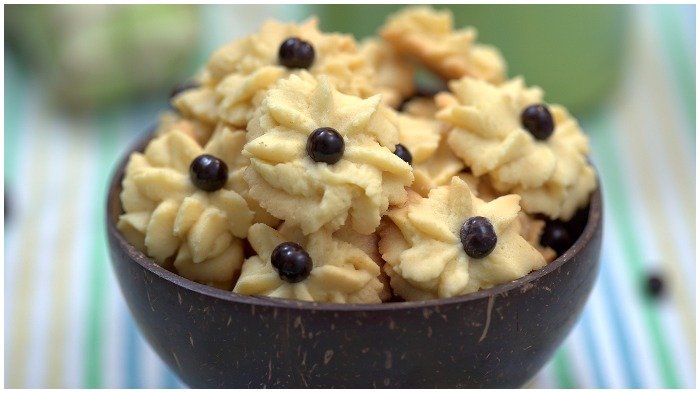 Kue semprit, satu kue yang biasa disajikan kala Lebaran.