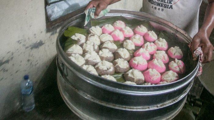 Kue moho, makanan legendaris khas Imlek di Kota Solo.