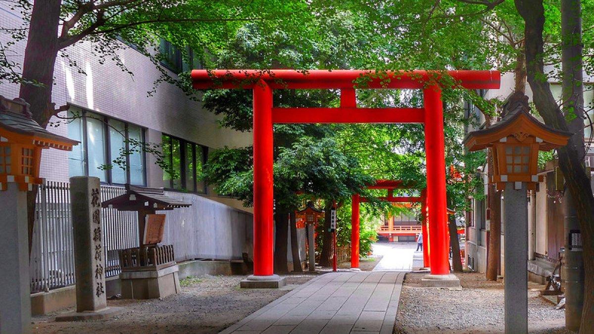 Kuil Hanazono, satu tempat wisata yang bisa kamu temukan di Shinjuku, Tokyo, Jepang