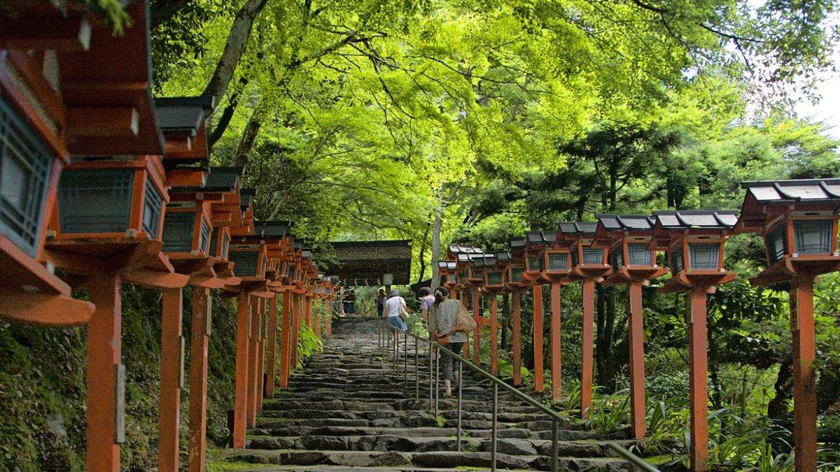 Kuil Kifune, satu tempat wisata terbaik di Kyoto Jepang buat pemula.
