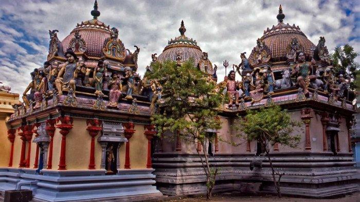 Kuil Sri Mariamman adalah kuil yang dibangun dengan gaya Dravida. Terletak di distrik pusat kota Chinatown, kuil ini melayani mayoritas Hindu Singapura, Tamil. Kuil Sri Mariamman telah ditetapkan sebagai Monumen Nasional dan merupakan daya tarik wisata utama.