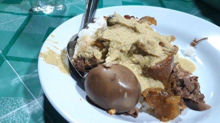 Gudeg Koyor Makan Mbak Tum di Peterongan Semarang.