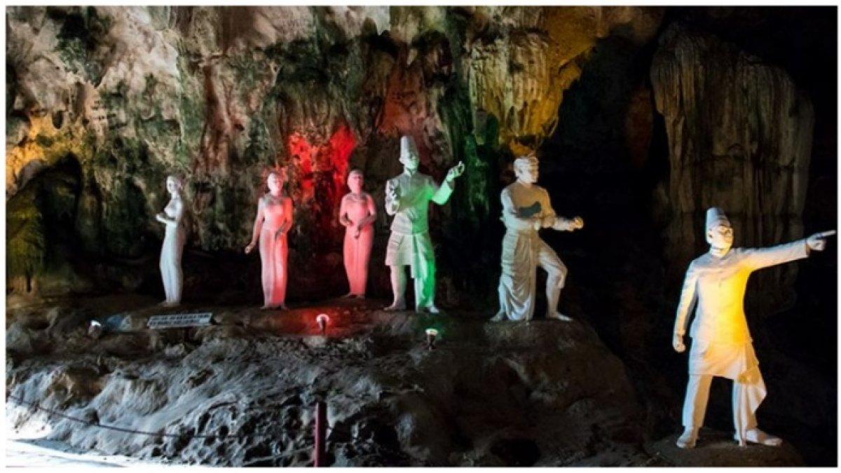 Diorama Patung di Dalam Goa Jatijajar yang menceritakan salah satu adegan dalam legenda Raden Kamandaka-Lutung Kasarung. Tempat wisata di Kebumen yang lagi viral.