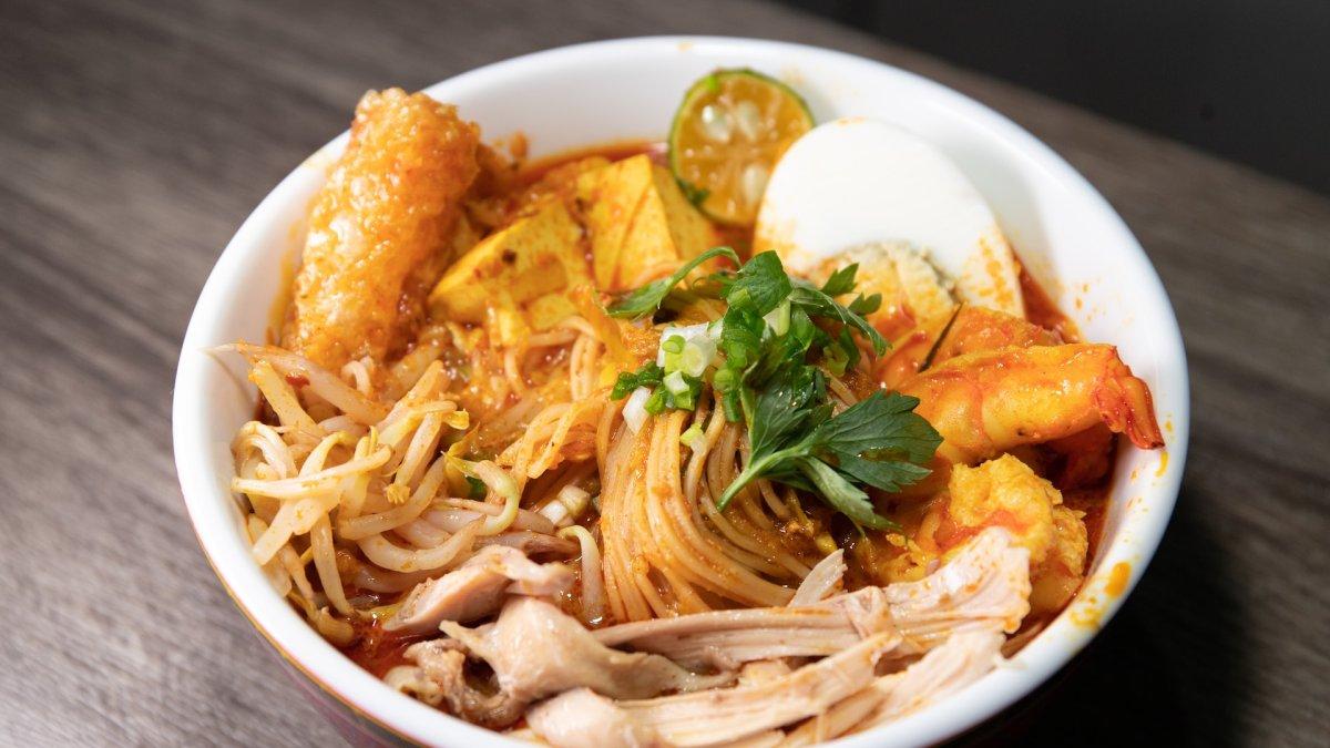 Laksa, satu street food di Singapura yang terkenal enak.