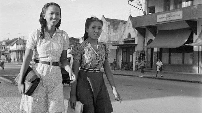 Anak Muda Jakarta Berfoto dengan Pakaian Vintage